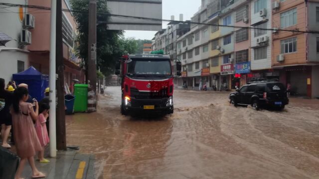 突降大雨,广西容县这路口开启“看海”模式