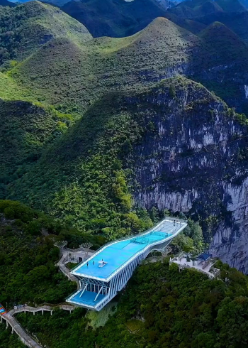 广西乐业大石围天坑,站在垂直落差600米的空中玻璃桥上凝视深渊是种