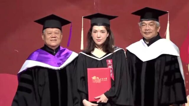 有颜又有才!演员许玮甯获硕士学位证,和师长合影尽显修养