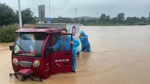 暴雨来袭 永州交警扶危救困勇当先