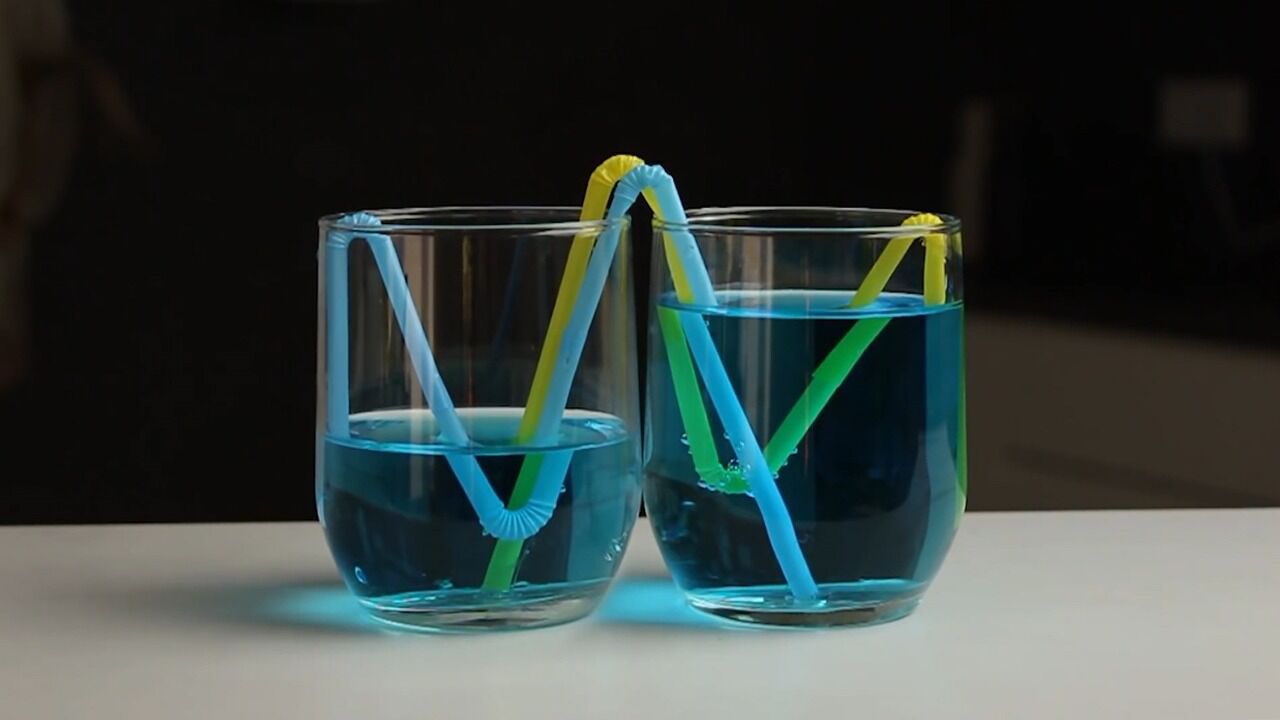 自虹吸是什么?将吸管插进水杯中,有趣的现象发生了