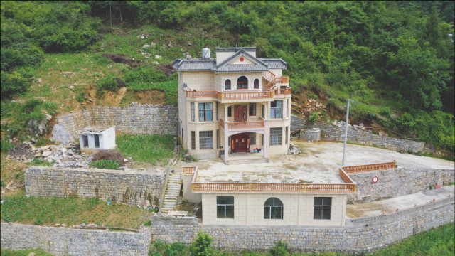 贵州一小伙花80w农村建别墅,没想到父母盖成这样,看着不对劲