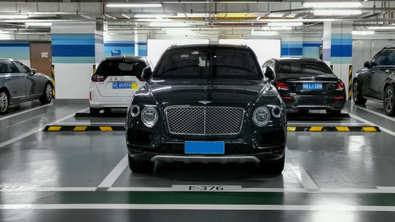 实拍广州最贵商场太古汇,看下这停车场里的豪车究竟有多豪?