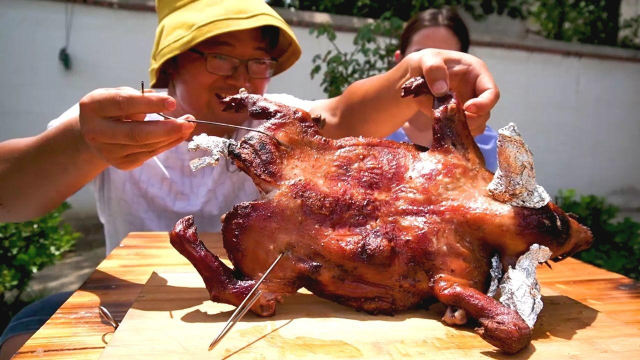 天氣燥熱,烤個乳豬解饞,小院燒烤配手撕整豬,這感覺太爽了