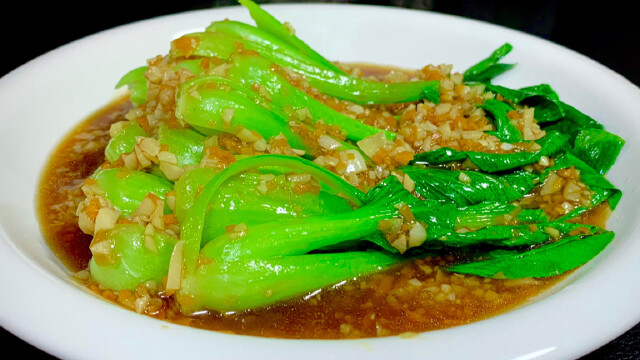 上海青不炒才好吃,饭店大厨教你做家常蚝油上海青,连汤汁都可泡面吃