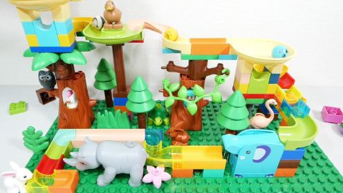 儿童益智弹珠玩具系列：有一只小犀牛和一只小兔子在终点等待着弹珠来到终点