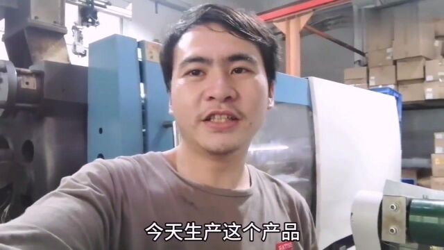 广东东莞:在塑胶厂上班到底累不累,你看这大叔一边玩手机一边做事,轻松吧