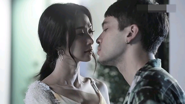 面对丈夫的冷漠,妻子直接反问:你不行吗?