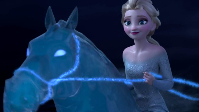 【冰雪奇缘2】艾莎凭实力驯服水晶马,女王解锁新坐骑!