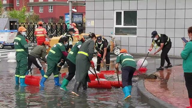 温宿交警积极应对暴雨险情