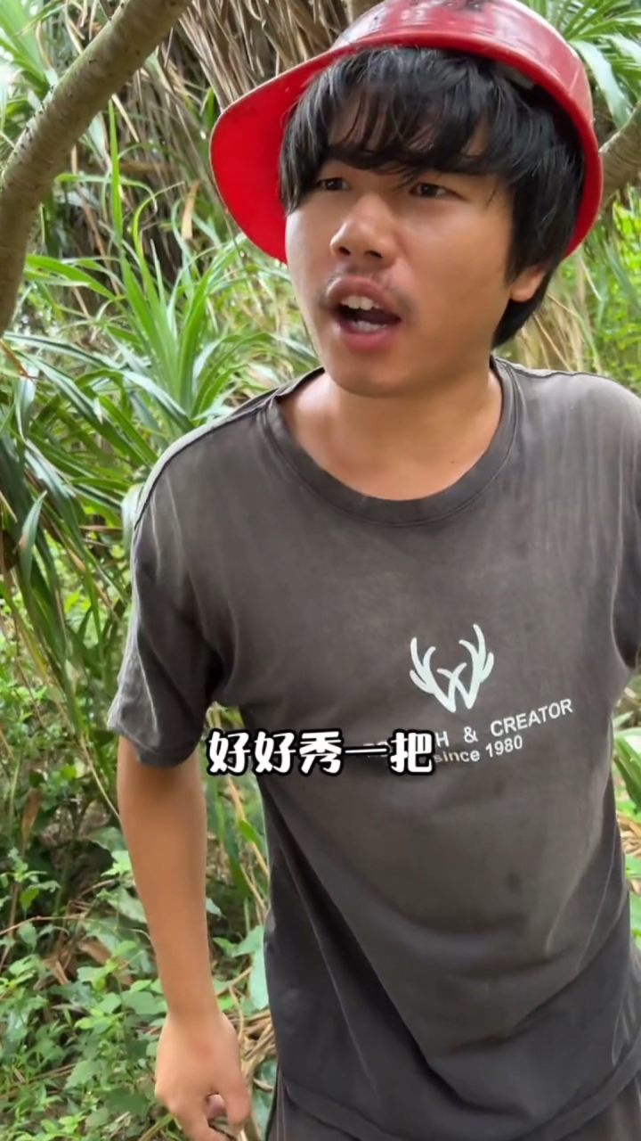 荒岛求生平头终于踩点结束，回归队伍，制作半自动雨伞，可惜遭到小师妹嫌弃。_高清