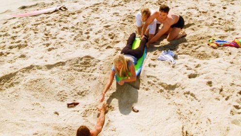 男子正在沙中沐浴谁料沙子突然下沉，20年前电视剧《海滩救护队》