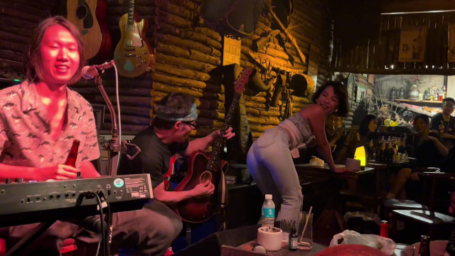 实拍云南酒吧夜生活,富二代高调出席,美女嗨翻全场,不敢看了