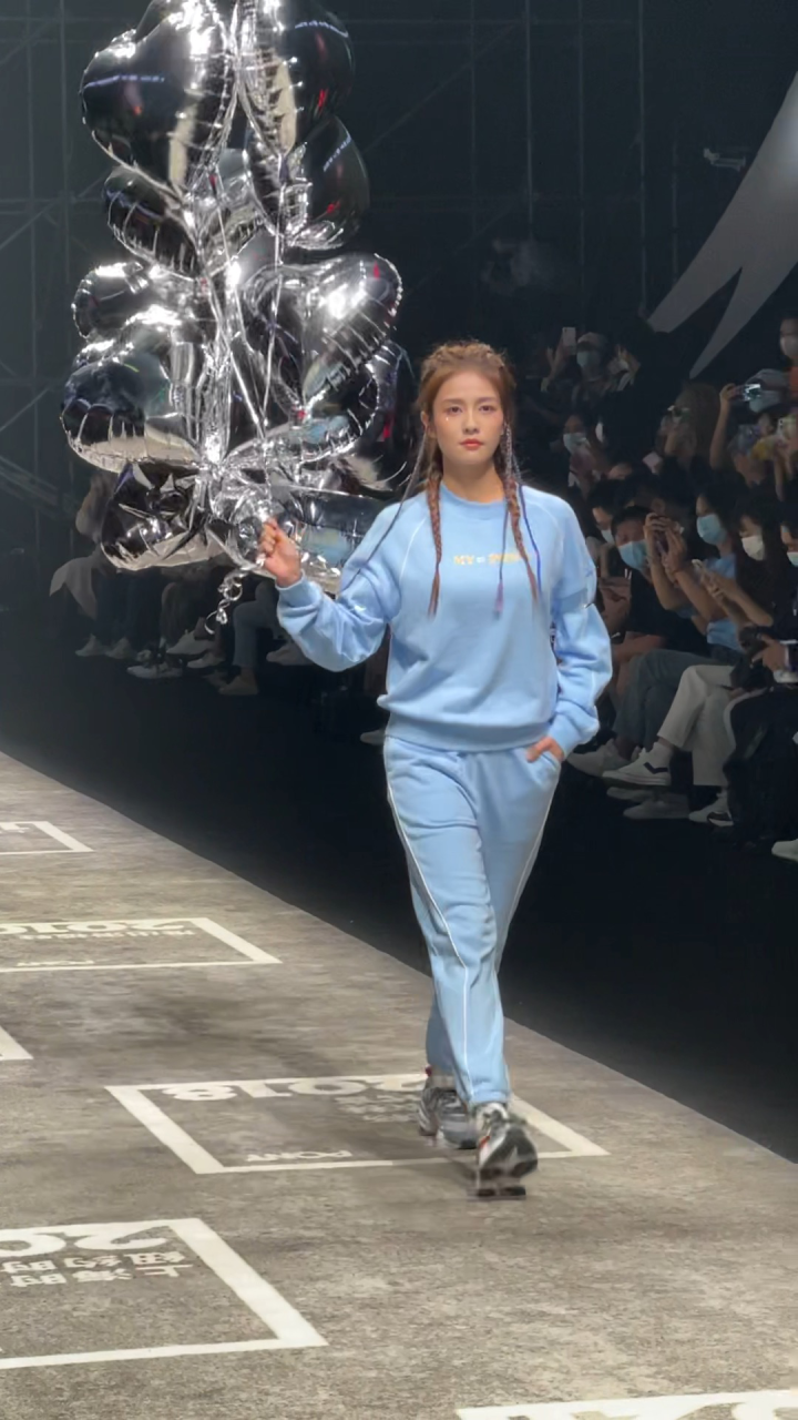 白鹿蓝色卫衣搭配银气球94现身上海时装周走秀 走出了可爱和俏皮 这