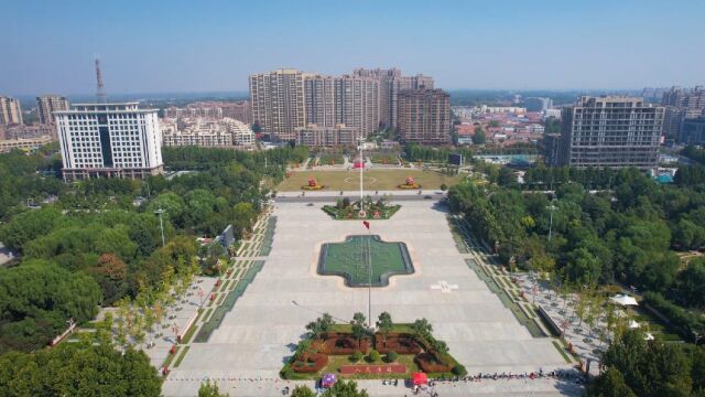 航拍河南兰考县人民广场美景,市民休闲娱乐两不误的好去处