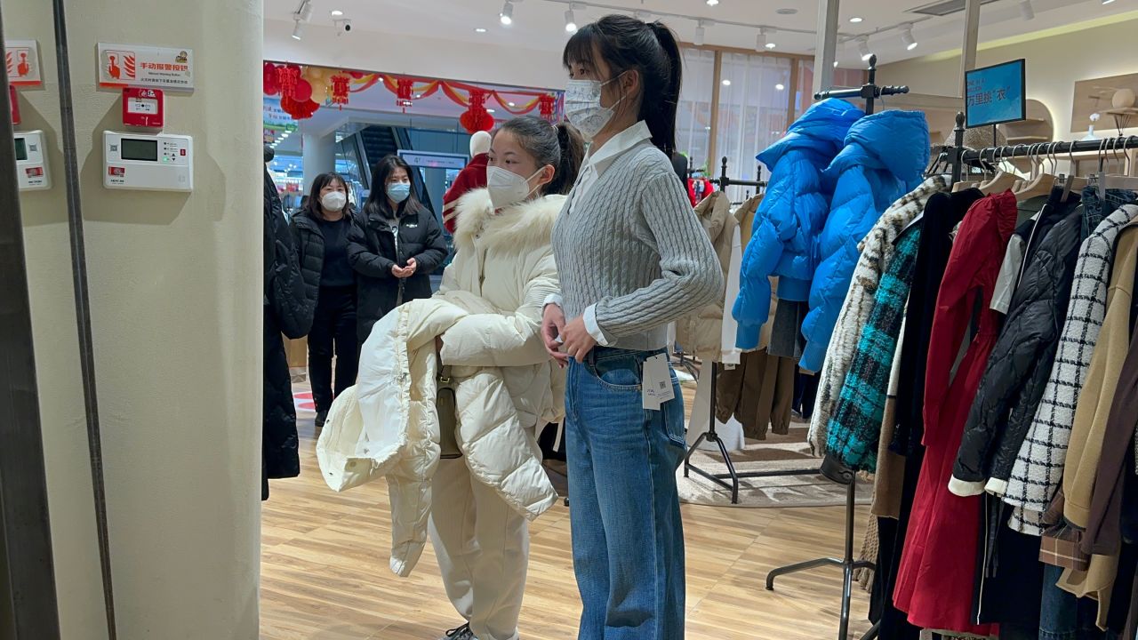 马上过年了,带2个孩子逛商场买衣服,看看漂亮吗?