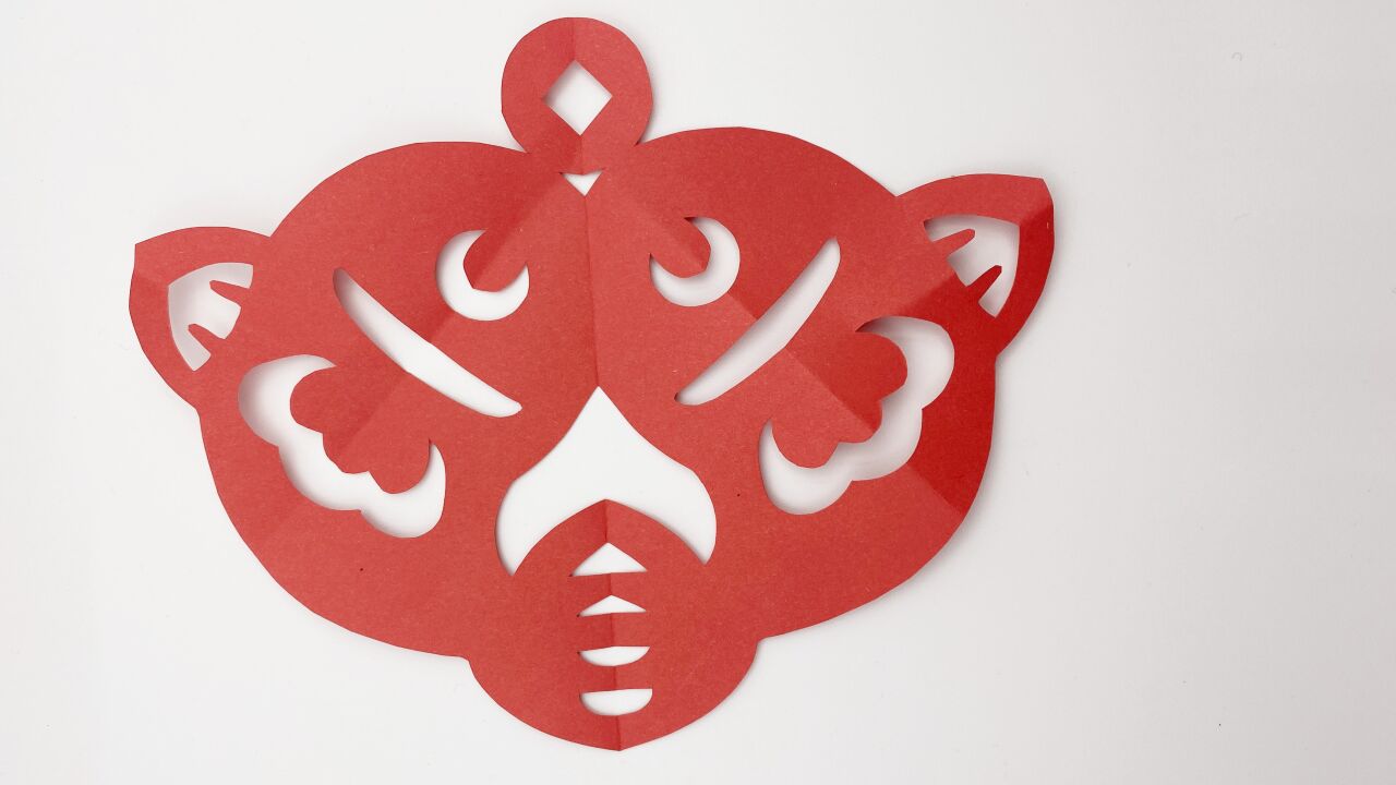 教你学会如何剪纸"年年有鱼"的方法,步骤详细,难度1颗星,边看边学很快