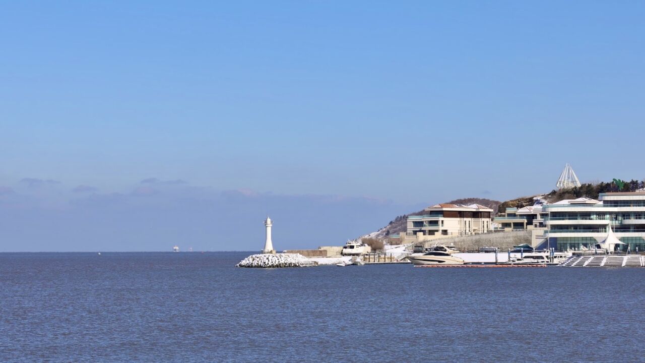 威海葡萄滩浴场夏天并不突出,到 了冬天本地人却纷纷带孩子去打卡