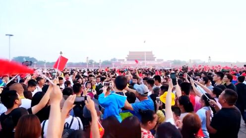 升旗仪式后，万人大合唱《我爱你中国》瞬间泪目，我爱我的祖国