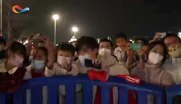 元宵夜,星如雨!大型烟花秀点亮黄埔夜空,现场直击 →