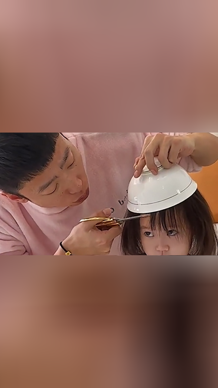 "翻车"现场!爸爸用碗比划给女儿剪刘海