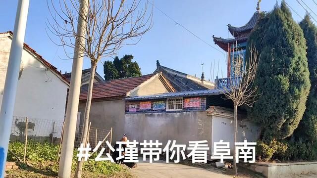 中岗清真寺位于安徽省阜南县中岗镇南街民族村,始建于明初洪武年间,寺内早年出土的石碑记载了中岗清真寺的建设遗迹