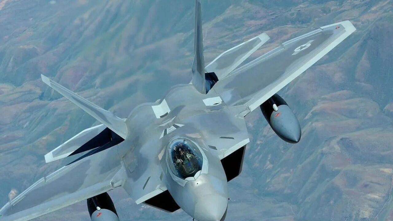 F-22猛禽战斗机,被誉为五代机天花板,也是短命的五代机!_腾讯视频