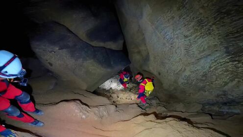 山洞里发现狗头金？探险队进入洞中裂缝，有了新奇的发现
