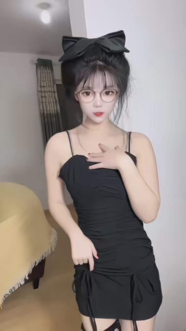 大胸 #卖萌 #手势舞 #身材秀 #美女摇 #性感美女#小蛮腰