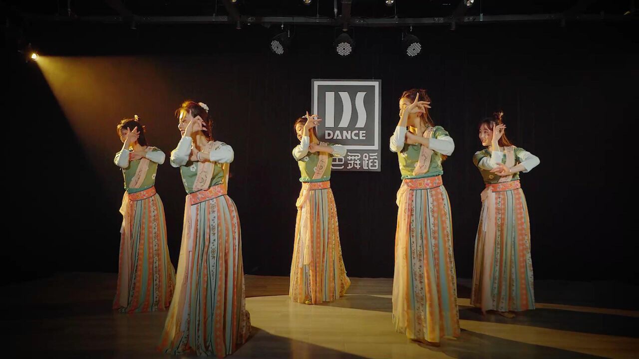 不到江南，也能看到美如画的仙女！古典舞《画中游》_高清1080P在线观看平台_腾讯视频