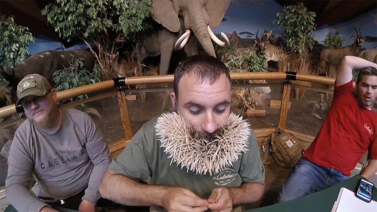 最"扎人"的世界纪录,胡子上插3500根牙签,网友:被豪猪扎过?