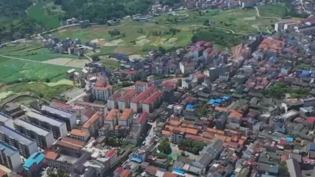 沈从文出生在湘西地区的凤凰县,青年时期投身军旅,曾在浦市生活