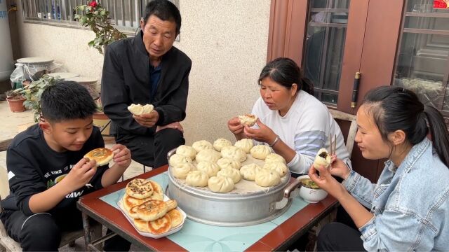 农村媳妇在家蒸包子,皮薄馅多真馋人,配上酸汤吃撑了