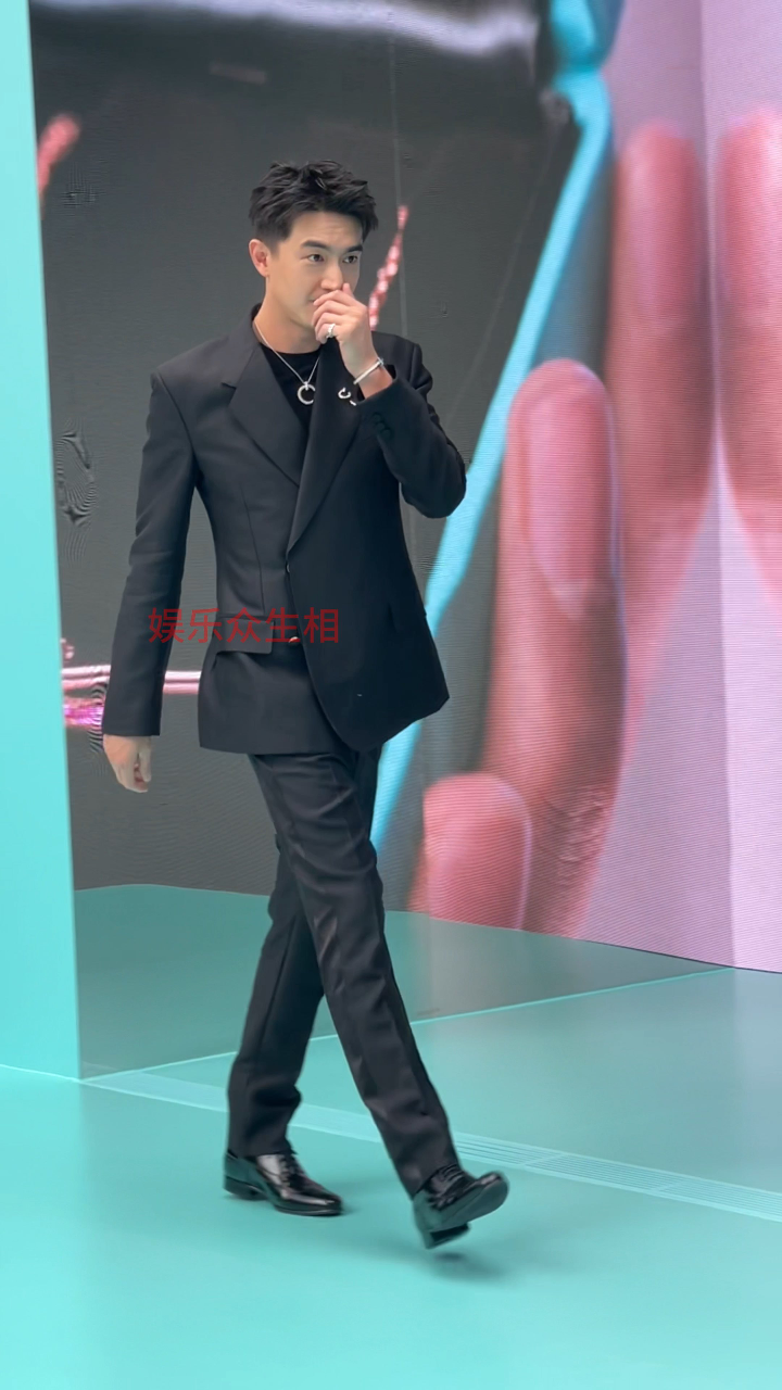 林更新黑色西装造型出场自带帅气这小表情太迷人了