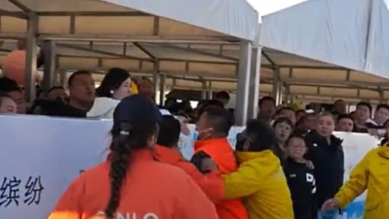 第一视角!景区工作人员与游客起争执,情绪激动奔来袭击游客_高清1080P在线观看平台_腾讯视频