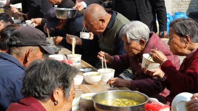 一碗“旗花面”浓浓敬老情