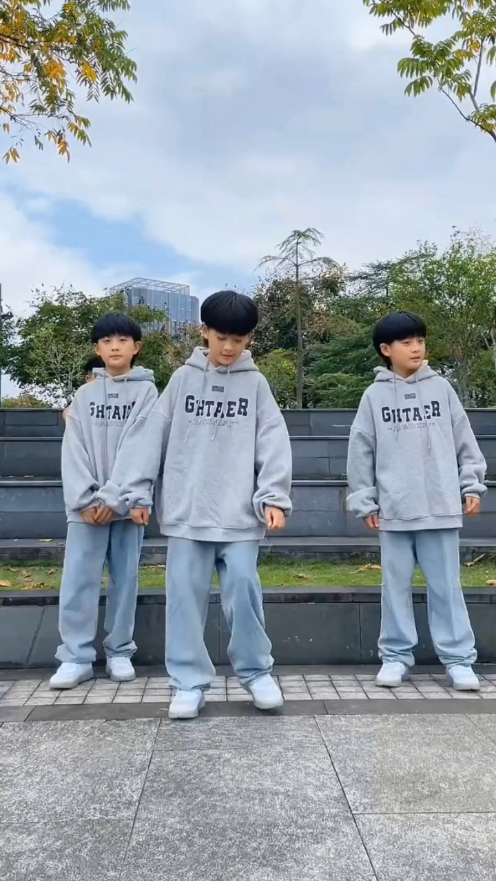 三胞胎兄弟凭借帅气的外形走红,三人一起跳舞十分惊艳