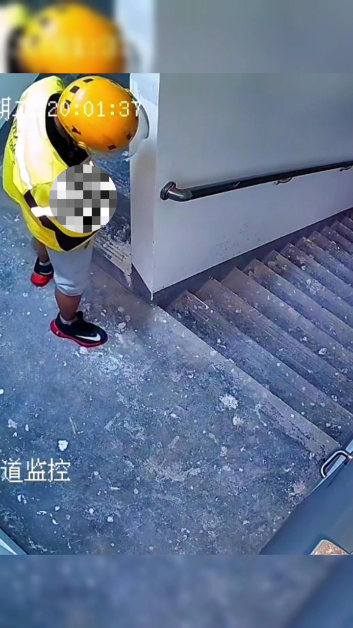 温州外卖员在楼梯随地小便