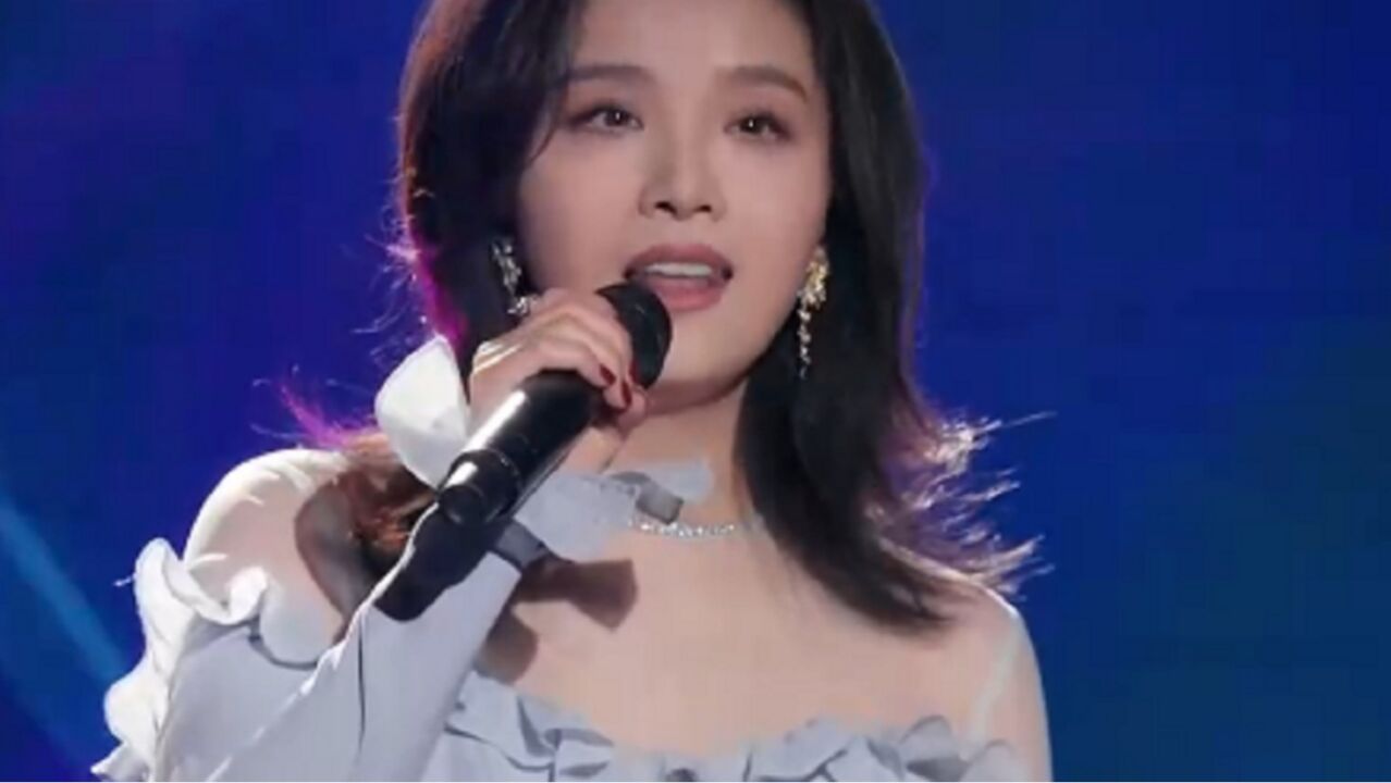 李予溪演唱《亲密爱人》,红酒般的嗓音,一开口把观众唱醉了