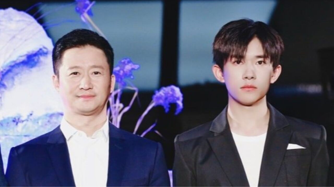 华表奖上易烊千玺成社交达人,和吴京再度同框,打招呼尽显兄弟情