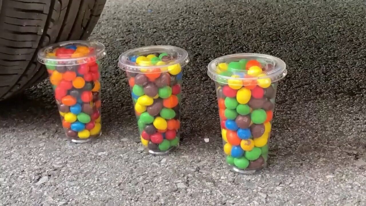 令人舒适的解压视频  汽车压过七彩蛋卷和棒棒糖插画泥等