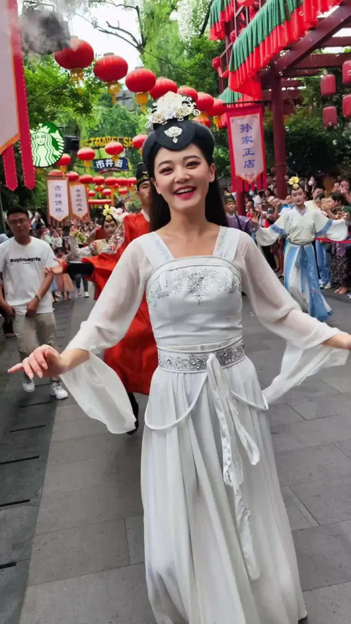 我在千古情玩穿越 #宋城小白 #宋城林冲邀你一起甜妹舞