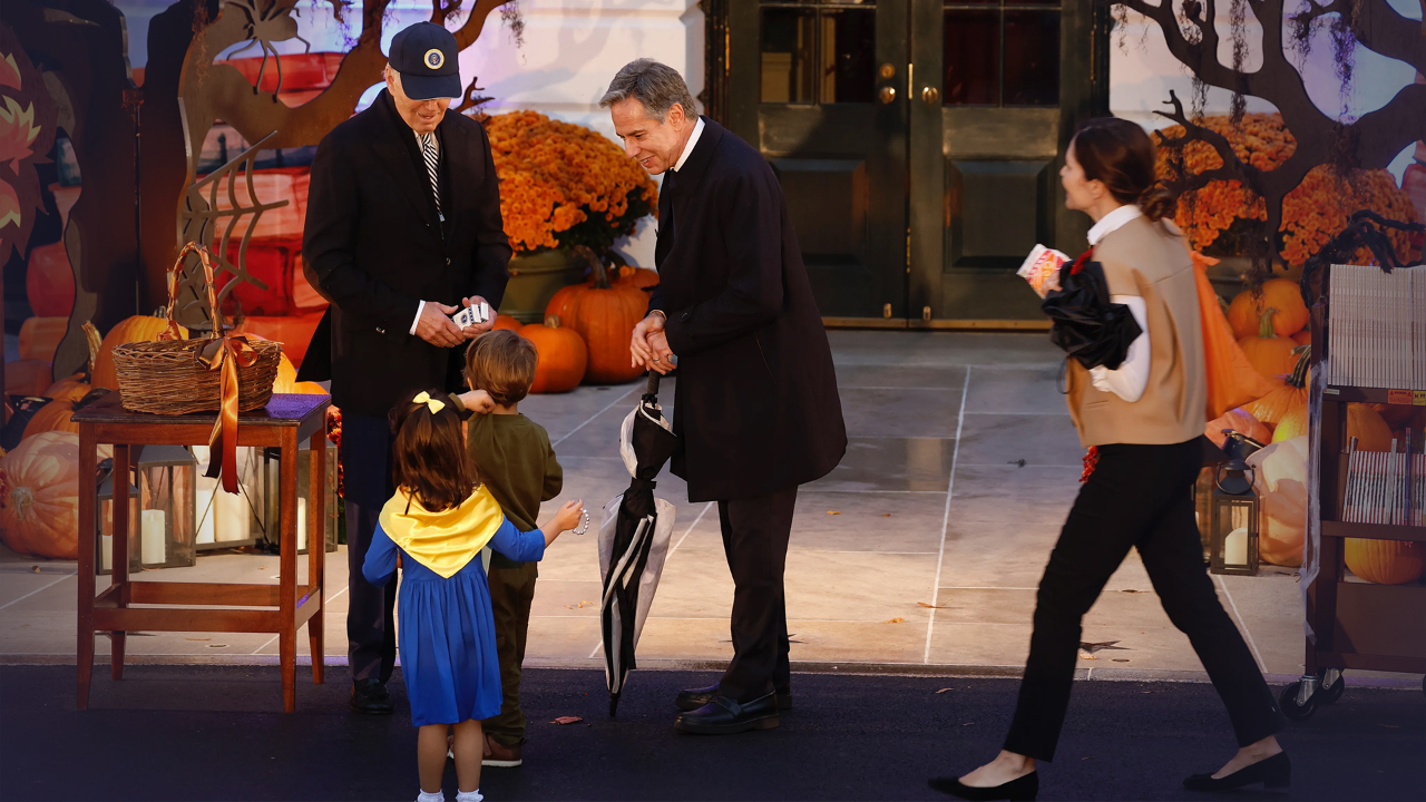 白宫万圣节派对上,布林肯儿子穿泽连斯基同款衣服,女儿穿乌克兰国旗色