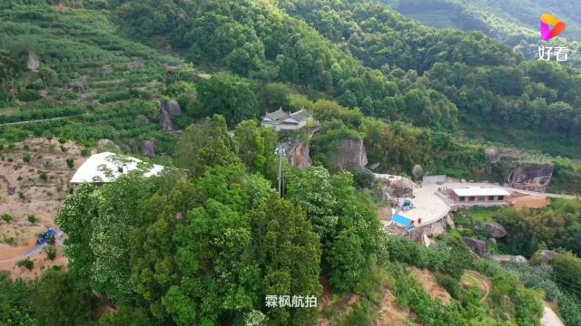 漳州灵通山下的朝天寺,建在巨石之上,大自然鬼斧神工!