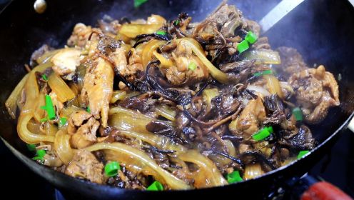 小鸡炖蘑菇怎么做正宗，选料调味是关键，在家做地道东北菜