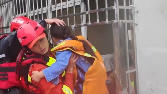 湖北恩施强降雨致内涝严重,居民小区有人员被困