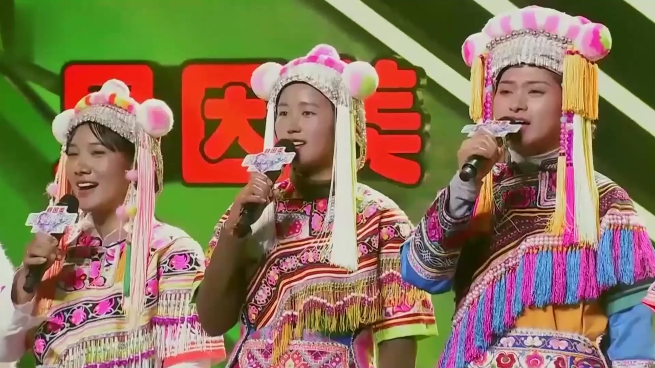 彝族妈妈登台,现场演唱《不要怕》,歌声质朴温暖人心