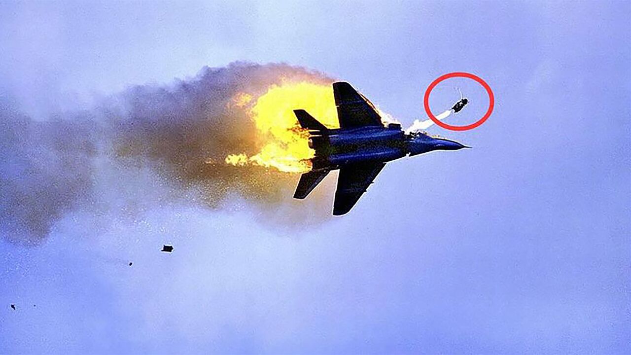 美战机空袭叙利亚,被导弹当场击落,飞行员跳伞被俘虏,战争片