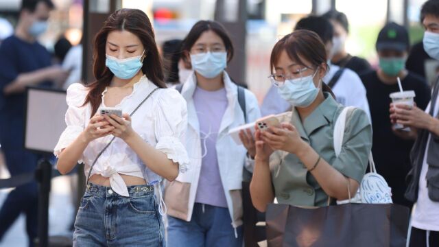 8月1日起,在厦门过马路低头“刷手机” 罚款!