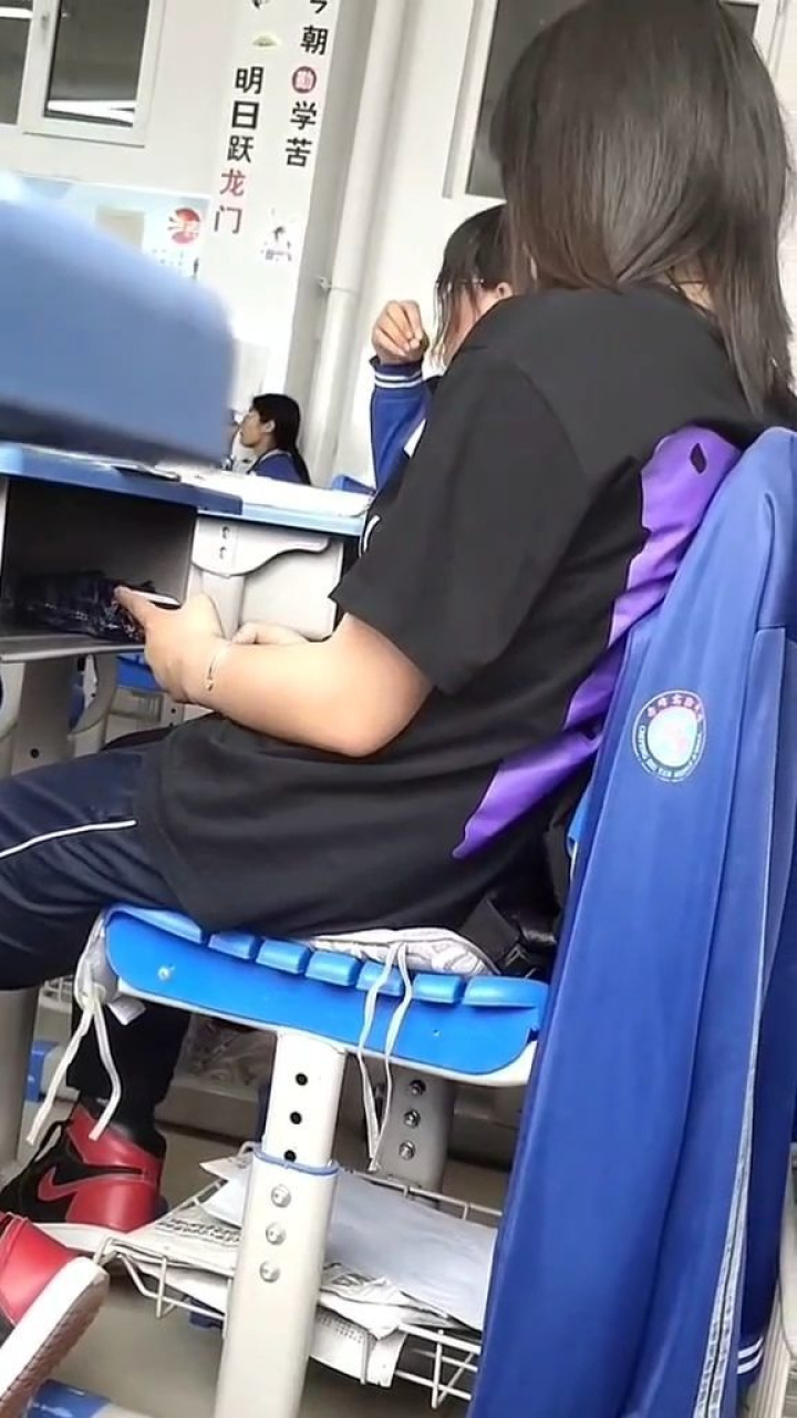 现在的学生真是厉害,敢在课上玩手机,在死亡边缘来回试探
